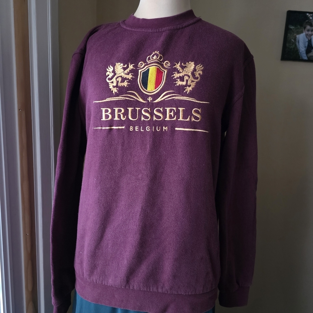 Brussels Belgium Embroidered Crest Crewneck Sweatshirt Maroon Burgundy Medium